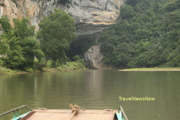 The Puong Cave on the Nang River at the Ba Be National Park