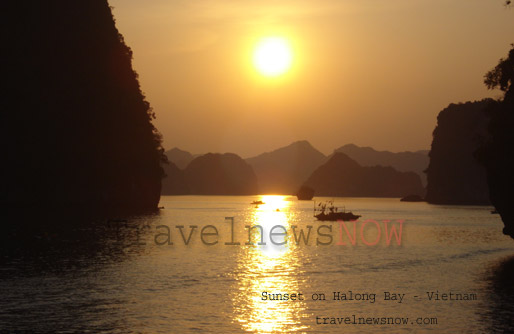 Cruise on Halong Bay: Lost in Paradise